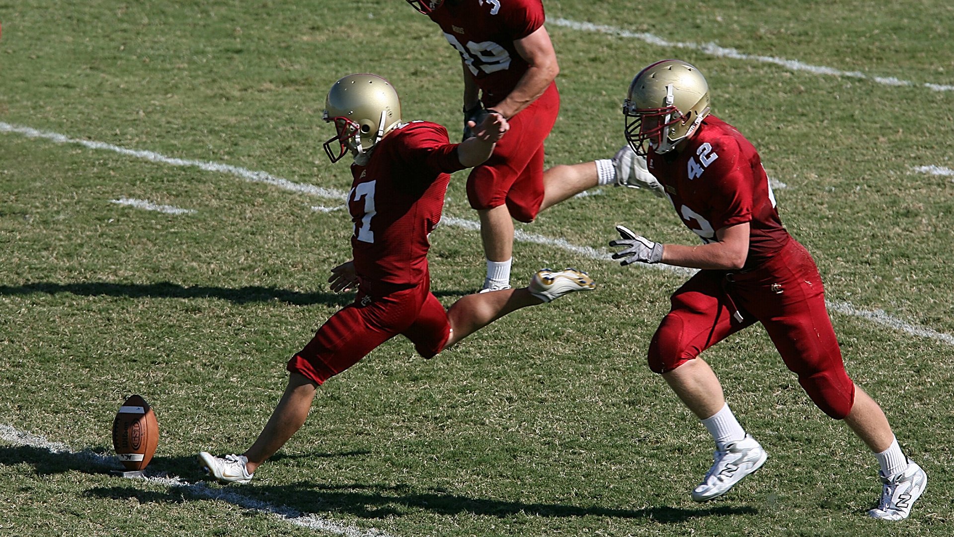 九游娱乐在线-德甲超级战役：攻势凌厉，防守坚如铁墙，德甲经典比赛