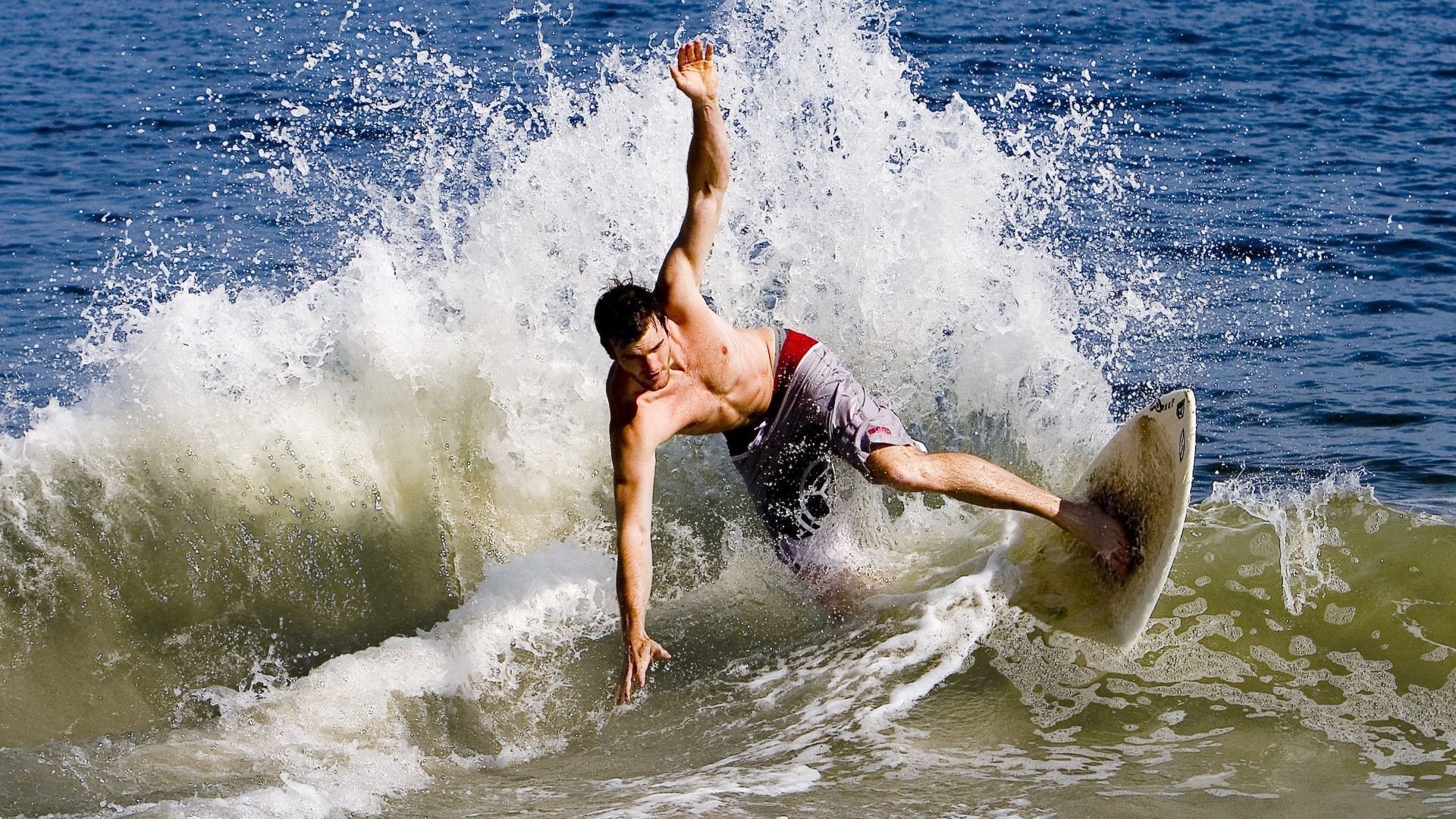 九游娱乐下载-3-1赢球，勒沃库森9打11实现德甲首胜，滕哈格下课不冤？，勒沃库森拿过德甲冠军吗